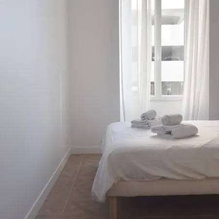 Modern 3-br In Center 5 Minutes From Palais And Beache Apartment